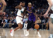 米兰体育app-湖人客场逆转灰熊，浓眉全场27分领先