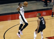 米兰百家乐-活塞险胜马刺：德罗赞29分全场最佳