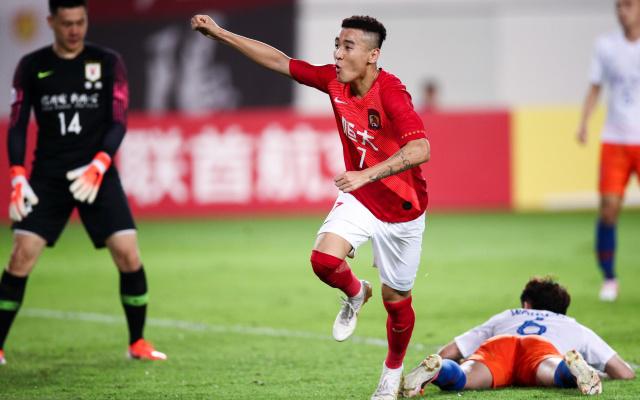 恒大队员身手敏捷，协力获得城市德比战的胜利