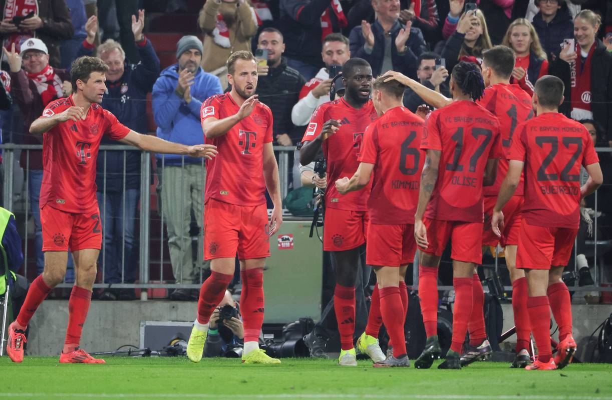 包含拜仁慕尼黑球员遭红牌罚下，输球遭遇困境的词条