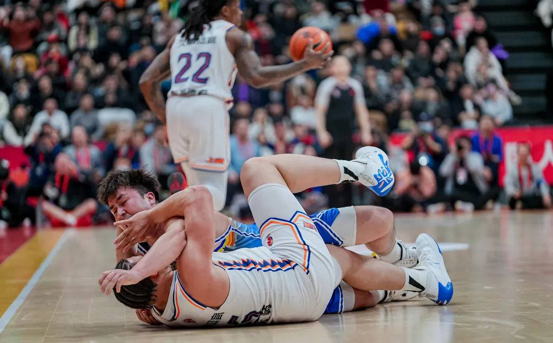 暴力事件发生！球场上出现冲突，严肃处理令人震惊的简单介绍