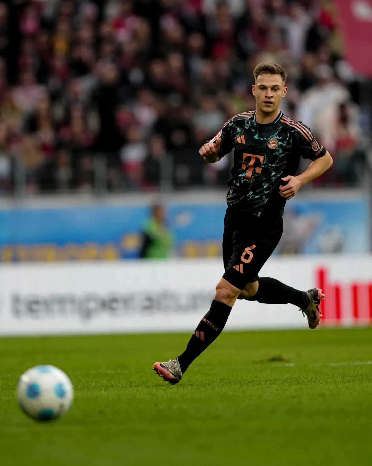 关于弗赖堡在主场大胜,积分追赶德甲前六的信息 关于弗赖堡在主场大胜,积分追赶德甲前六的信息