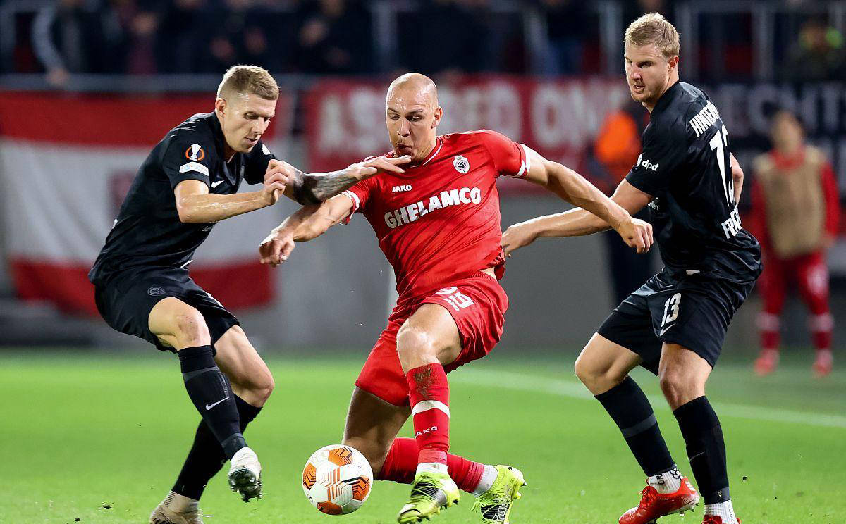 法兰克福队在客场发起攻势,击败对手 法兰克福队在客场发起攻势,击败对手