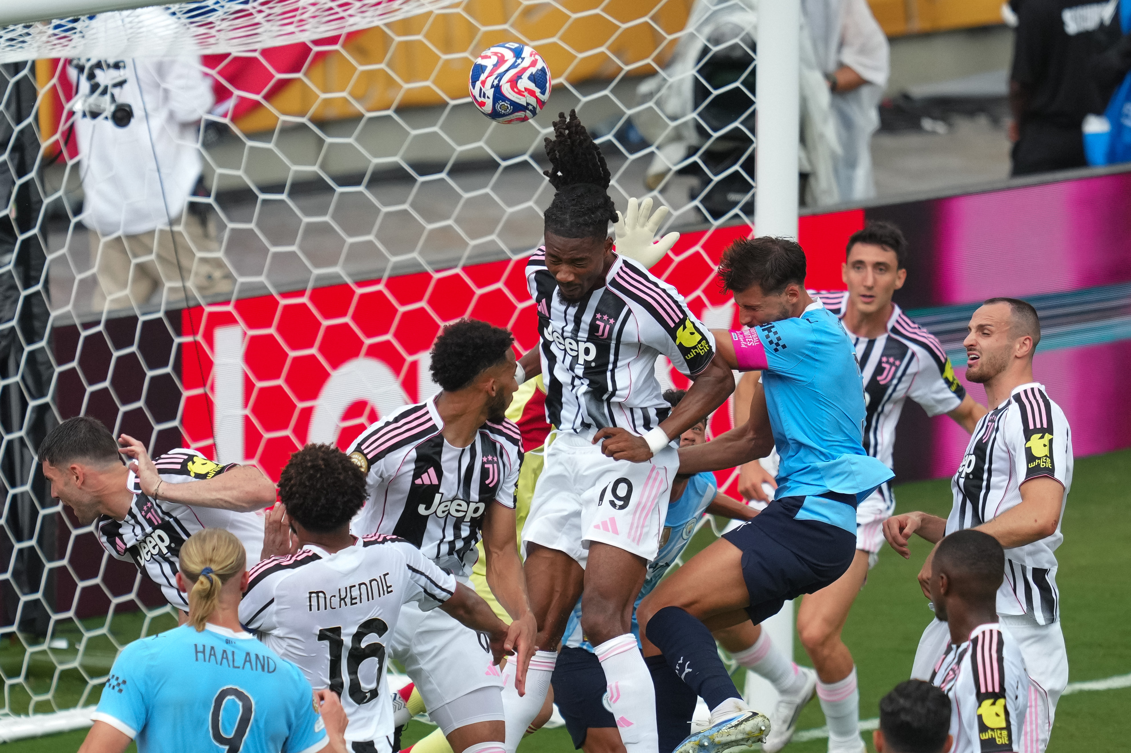 尤文图斯主场不敌曼合,小组头名遥遥领先 尤文图斯主场不敌曼合,小组头名遥遥领先