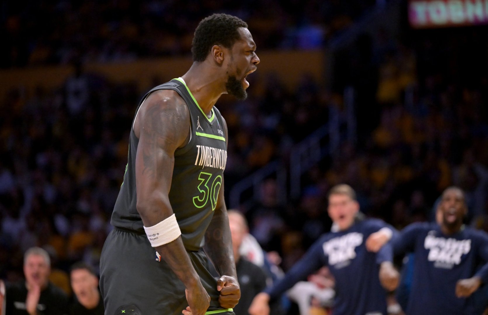 森林狼惨负活塞,唐斯艰难突围无果 森林狼惨负活塞,唐斯艰难突围无果