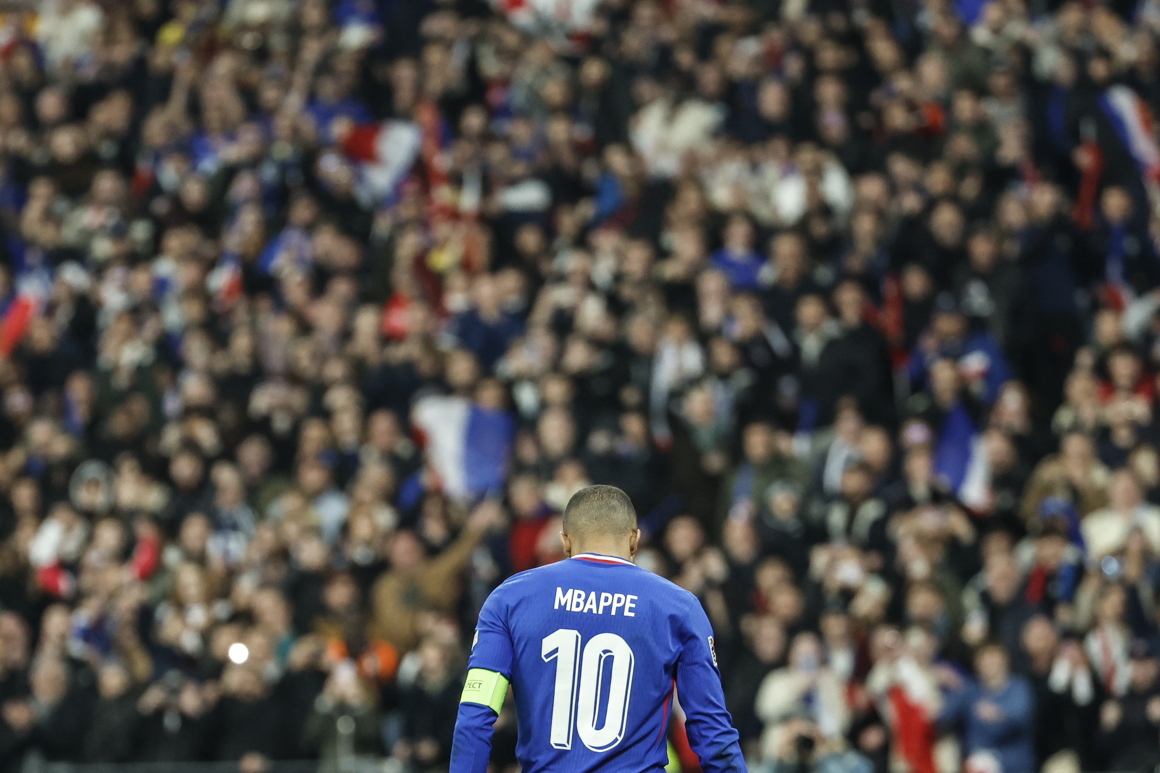 关于法国队在欧国联比赛中再现强大实力，晋级无忧的信息