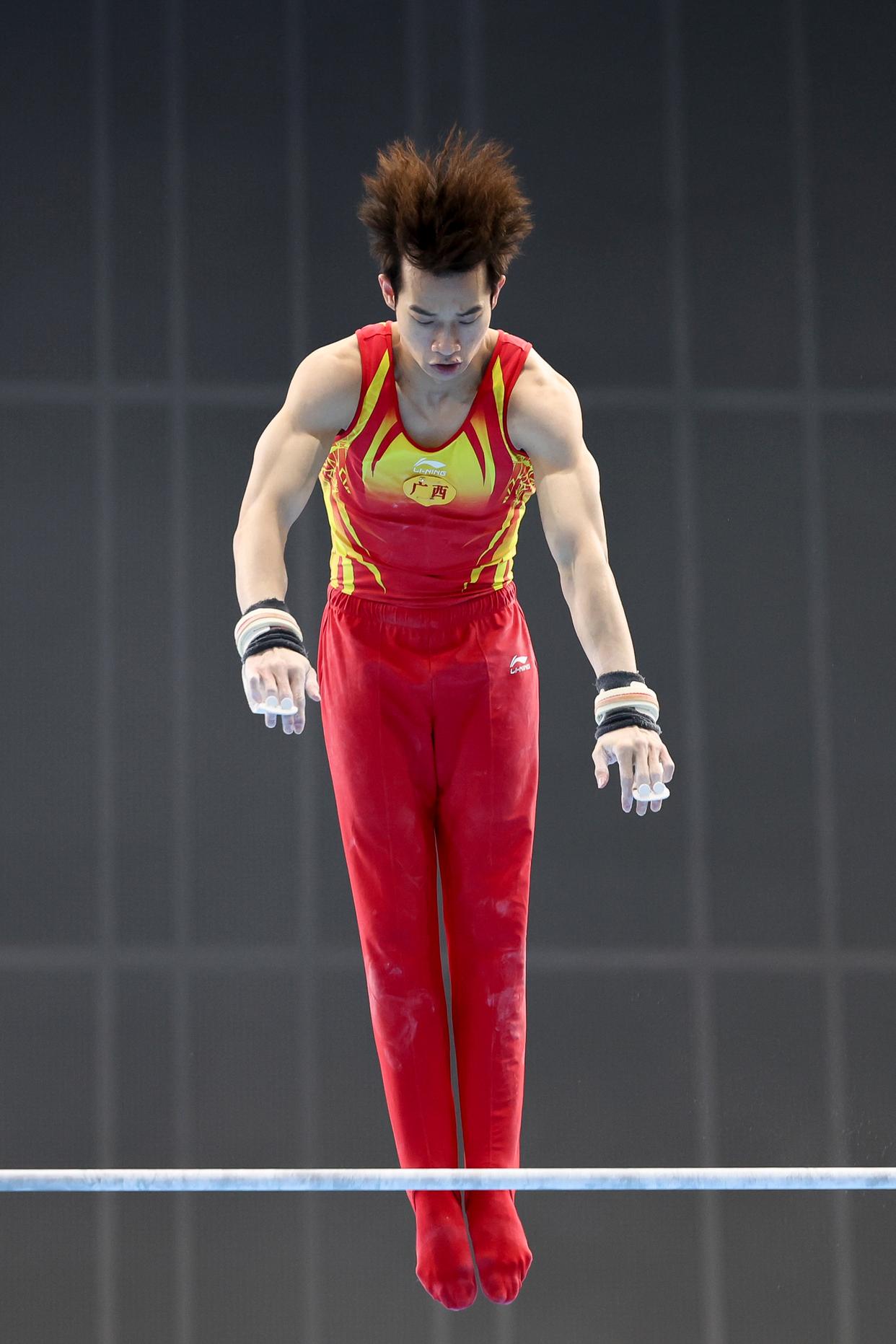 体操选手坚持练习,精益求精向金牌发起冲刺 体操选手坚持练习,精益求精向金牌发起冲刺