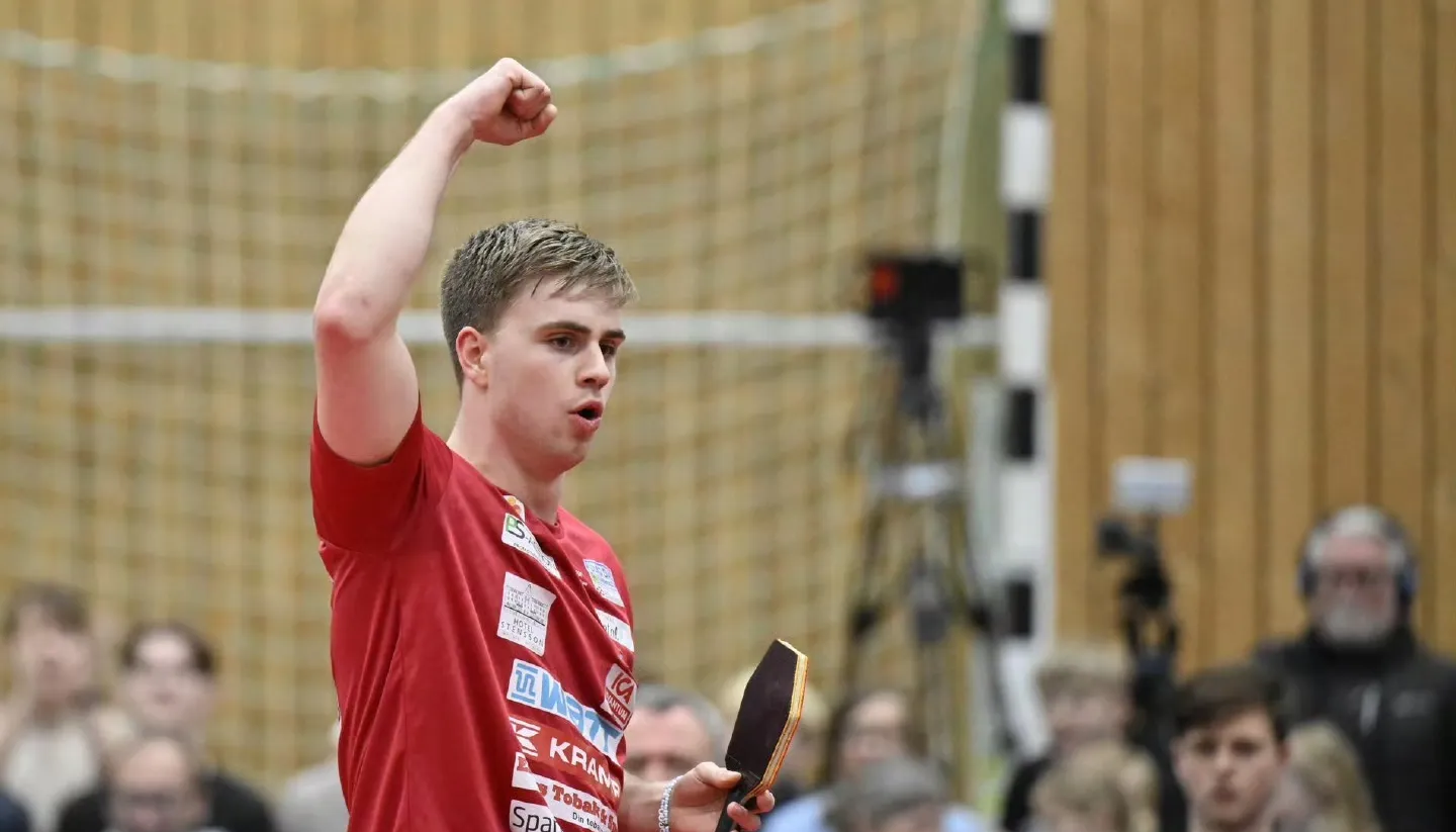 瑞典选手登上乒乓球领奖台，喜获胜利