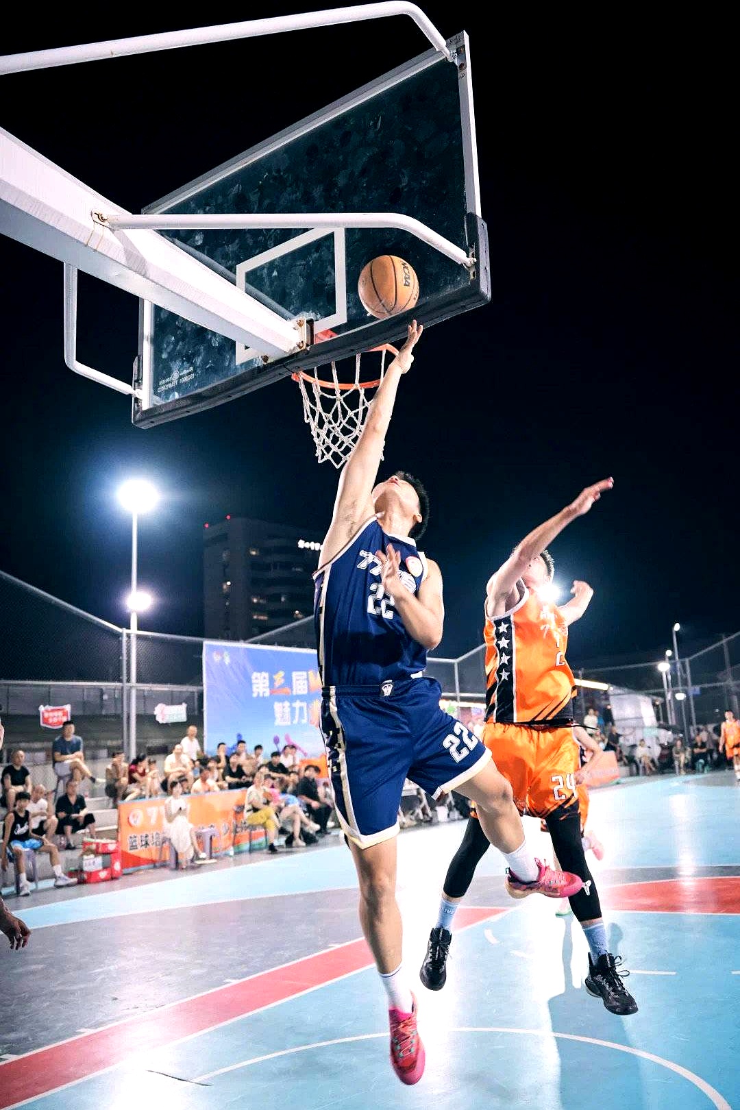 篮球赛场火爆，球员神技妙传引关注