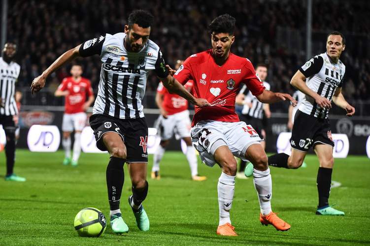 瓦朗谢纳主场获胜,走出颓势 瓦朗谢纳主场获胜,走出颓势