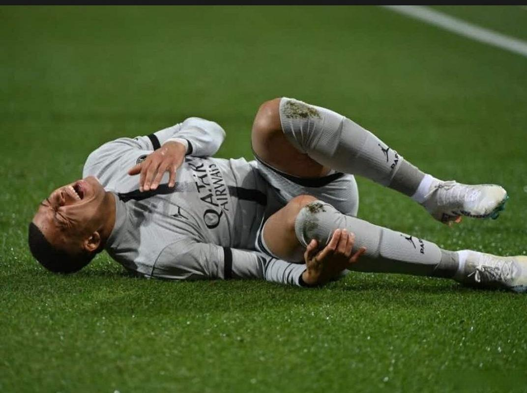 包含巴黎前锋因伤无缘下场比赛，球队应对困境的词条