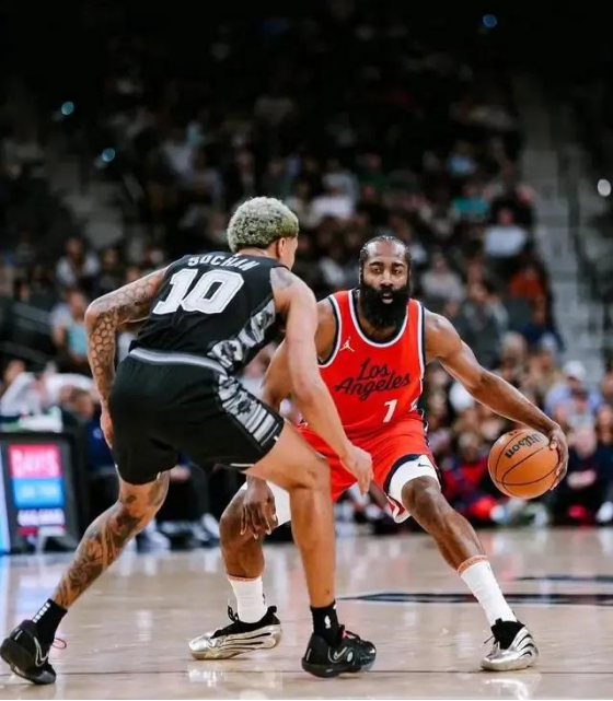 快船力克骑士,伦纳德表现出色 快船力克骑士,伦纳德表现出色