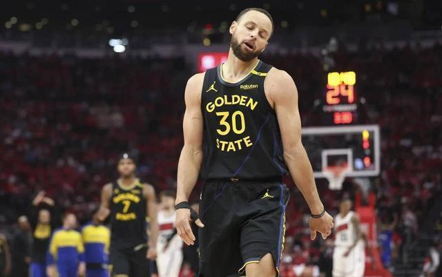 勇士季后赛遭淘汰，库里无奈缺席