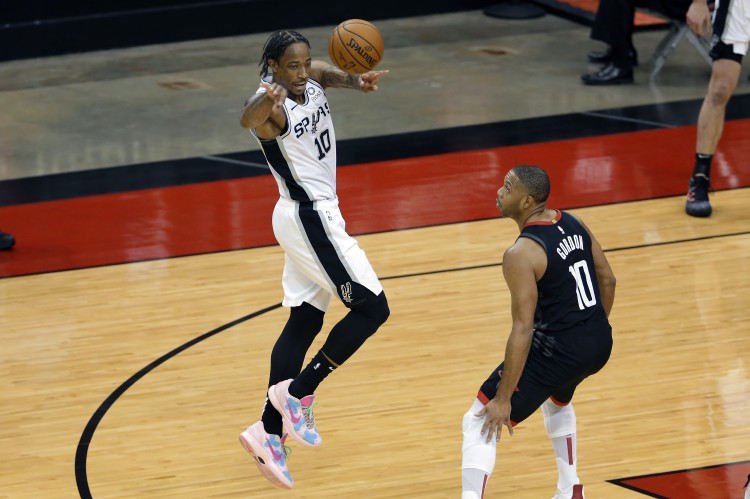 活塞险胜马刺:德罗赞29分全场最佳 活塞险胜马刺:德罗赞29分全场最佳