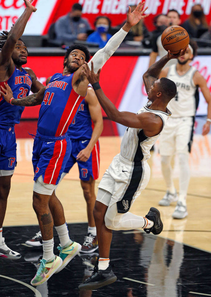 活塞险胜马刺:德罗赞29分全场最佳 活塞险胜马刺:德罗赞29分全场最佳