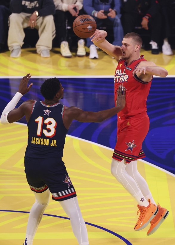 篮球赛场大战,双方各显神通拼尽全力 篮球赛场大战,双方各显神通拼尽全力